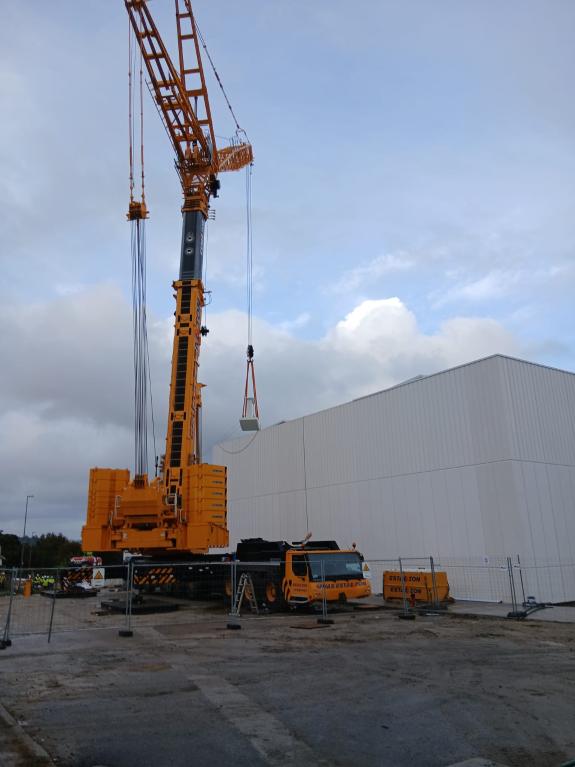 Imaxe da nova:O Centro de Protonterapia de Galicia avanza na instalación do primeiro compoñente esencial do ‘Proteus ONE’, o equipamento máis ava...