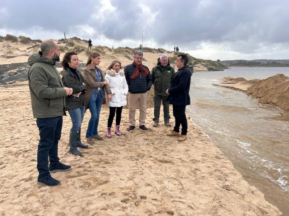 Imaxe da nova:La Xunta procede a la apertura del canal artificial de desaguamiento de la laguna de A Frouxeira, en Valdoviño