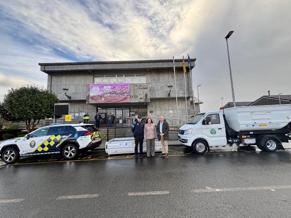 Imagen de la noticia:Belén do Campo presenta el nuevo camión para biorresiduos y el nuevo vehículo híbrido 4x4 del ayuntamiento de Tordoia que co...