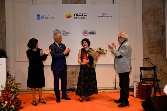 Imaxe da nova:Valentín García enxalza a “relevante contribución ao prestixio e  fomento da lectura en galego” do Premio Narrativa Breve Repsol, c...