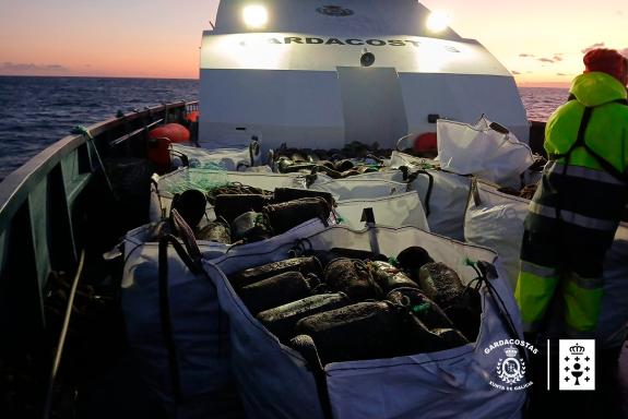 Imagen de la noticia:Guardacostas decomisa 720 cacharros y libera 117 kilos de pulpo de pequeño tamaño en A Guarda