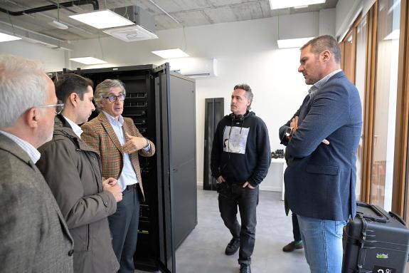 Imaxe da nova:López Campos salienta a gran capacidade da industria audiovisual galega na visita ao equipo da película ‘Dímelo en secreto’