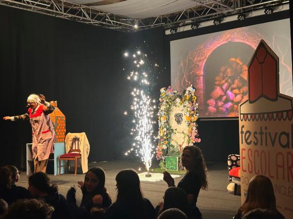 Imaxe da nova:A delegada da Xunta en Ferrol comparte cos escolares de 12 centros educativos de Ferrolterra unha nova edición do 'Festival do Cami...