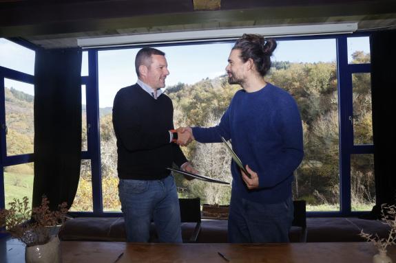 Imaxe da nova:López Campos asina con Oliver Laxe o convenio para a promoción internacional de ‘Sirat’ na carreira dos Oscar