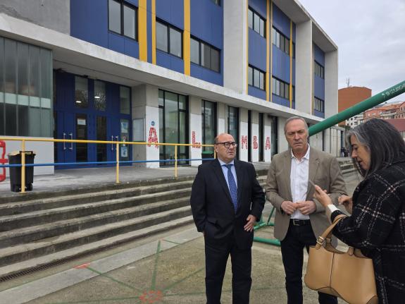 Imaxe da nova:A Xunta garante a seguridade do alumnado e corpo docente do CEIP A Lomba coa limpeza e reparación da fachada danada do edificio