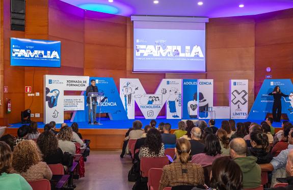Imaxe da nova:As charlas e talleres formativos para familias en materia de benestar, convivencia e tecnoloxía impulsados pola Xunta esgotan as pr...