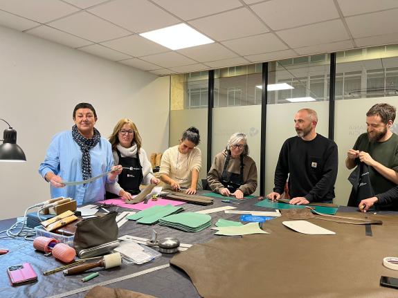 Imaxe da nova:A Xunta inicia en Santiago de Compostela un novo curso de especialización en marroquinería no marco do seu programa Aprender da tra...