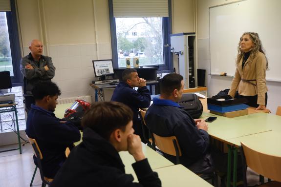 Imagen de la noticia:Martina Aneiros destaca la buena acogida que está teniendo en la zona la nueva formación acelerada durante una visita a los ...