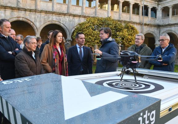 Imagen de la noticia:Medio Rural destaca la colaboración público-privada en la lucha contra los incendios en la presentación de equipos aéreos pu...