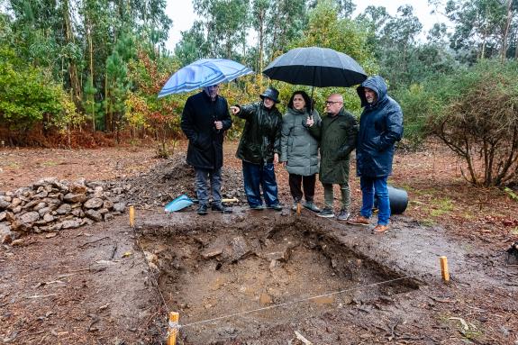 Imaxe da nova:Belén do Campo visita o xacemento do Castro da Croa en Pobra do Caramiñal para supervisar as obras de conservación impulsadas co ap...