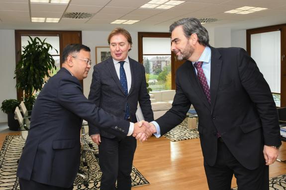 Imaxe da nova:O conselleiro de Presidencia reúnese co ministro da Embaixada de China en España