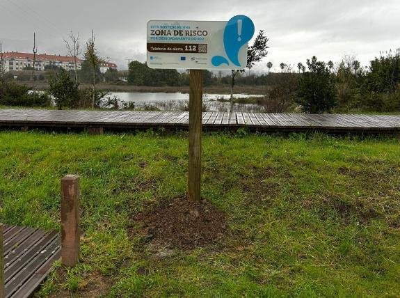 Imaxe da nova:A Xunta instala 11 paneis divulgativos para informar e sensibilizar á cidadanía sobre o risco de inundación do río Morto, na Pobra ...