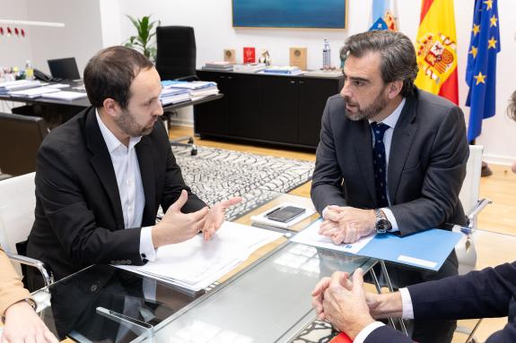 Imagen de la noticia: El conselleiro de Presidencia, Xustiza e Deportes se reúne con el alcalde de Lousame