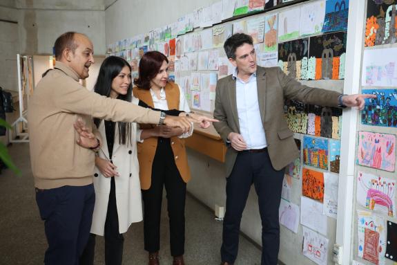 Imaxe da nova:A  Xunta expón 400 debuxos realizados por escolares de Lugo para conmemorar os 25 anos da Muralla como Patrimonio Mundial