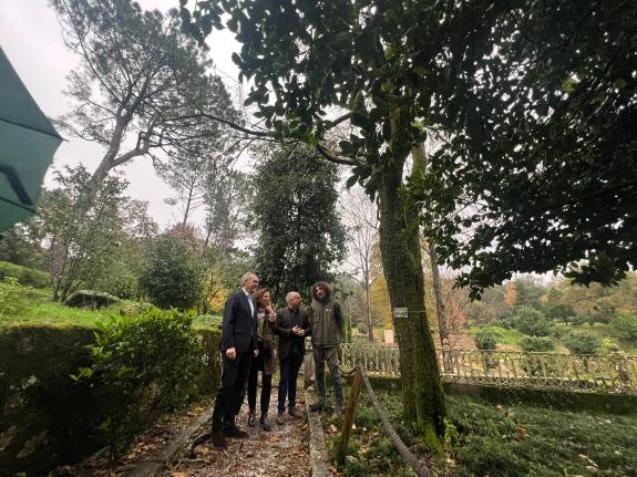 Imagen de la noticia:El delegado visita una de las 21 formaciones de árboles singulares de la provincia para recordar la convocatoria de ayudas d...