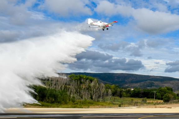 Imaxe da nova:A Xunta amplía e mellora a súa dotación de medios aéreos con dous novos avións de carga en terra para reforzar a loita contra os in...