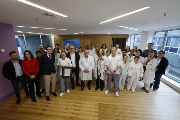 Imagen de la noticia:El gerente del Sergas destaca el compromiso con la sostenibilidad del HULA, primer hospital público de España con la certifi...
