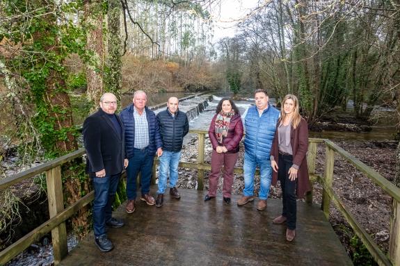 Imaxe da nova:Belén do Campo visita Frades para supervisar as obras de recuperación do azude do río Tambre na área recreativa da presa financiada...