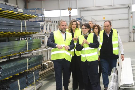 Imaxe da nova:Lorenzana destaca que a auditoría que RDG está a realizar nos polígonos e portos galegos permitirá abaratar os custos enerxéticos d...