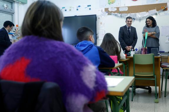 Imagen de la noticia:Román Rodríguez felicita al Colegio O Ramo, de Fene, por los distintos proyectos educativos centrados en el aprendizaje cola...