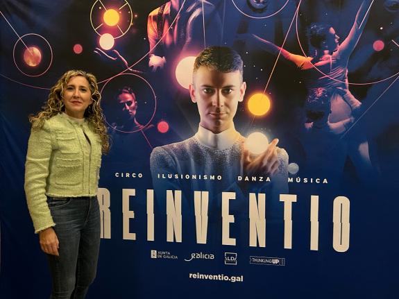 Imagen de la noticia:La delegada territorial de la Xunta en Ferrol acude al estreno del espectáculo `Reinventio´ en el teatro Jofre