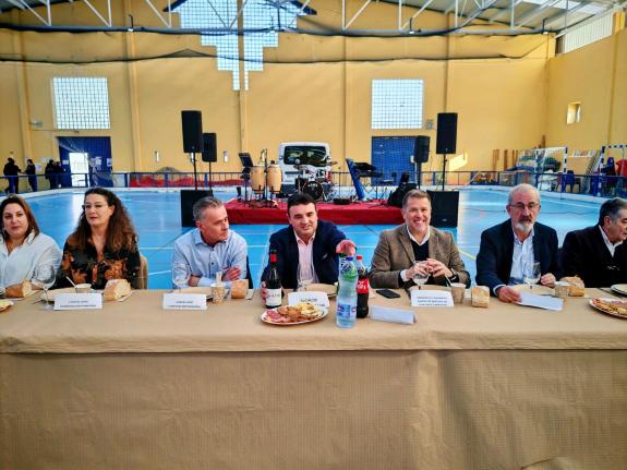 Imagen de la noticia:La Xunta participa en el primer almuerzo en homenaje a las personas mayores del Ayuntamiento de Laxe