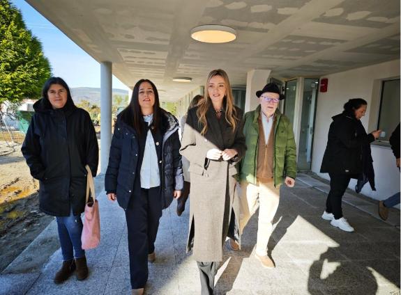 Imagen de la noticia:Fabiola García comprueba el avance de las obras de la futura residencia de mayores de Abadín, en la que la Xunta invierte 1,...