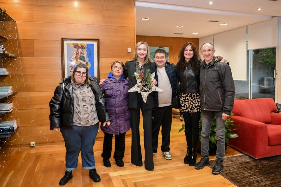 Imagen de la noticia:Fabiola García recibe a persoal e usuarios do centro ocupacional O Saiar de Caldas de Reis