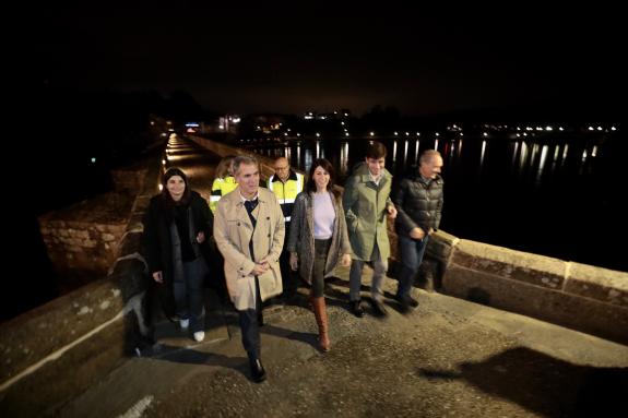 Imaxe da nova:A conselleira Allegue pon en valor a nova iluminación da ponte medieval de Ponte Sampaio, que realza a súa beleza e reforza a segur...