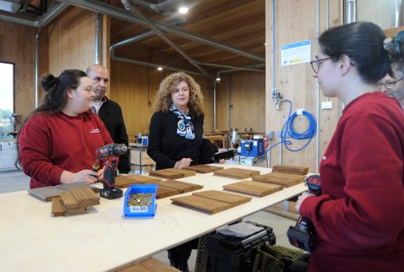 Imagen de la noticia:La Xunta exalta la calidad de las enseñanzas de FP de Madera y Mueble del IES Losada Diéguez, con dos alumnos premiados en l...