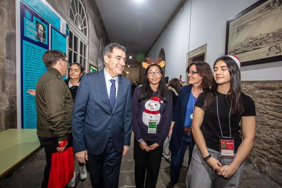 Imagen de la noticia:Román Rodríguez felicita l Instituto Rosalía de Castro de Santiago por promover la convivencia en su mercado de Navidad