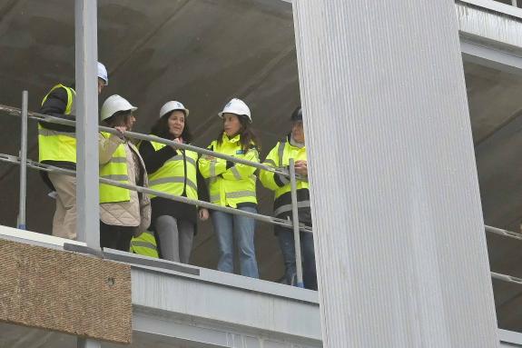 Imaxe da nova:Allegue supervisa na Coruña a instalación de fachadas industrializadas nun inmoble de 40 vivendas, que se sortearán en xaneiro