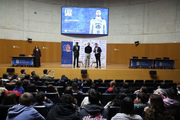 Imaxe da nova:O xogador do Breogán Francis Alonso pecha na sede da Xunta o ciclo ‘Luz ao deporte’, que promove a Fundación Breogán