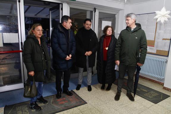 Imagen de la noticia:El conselleiro de Educación comprueba el avance de las obras de ampliación del Colegio Rosalía de Castro y destaca una inver...