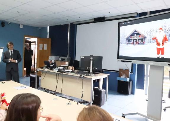 Imaxe da nova:Miguel Corgos acompaña al alumnado de Carballo en una videoconferencia con Laponia