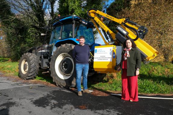 Imagen de la noticia:Belén do Campo presenta la nueva desbrozadora de brazo adquirida por el Ayuntamiento de Outes que contó con una aportación d...