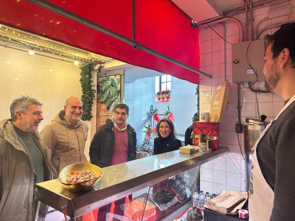 Imagen de la noticia:La Xunta pone en valor el mercado de Nadal de la Asociación de comerciantes de Celanova por conseguir dinamizar el consumo l...