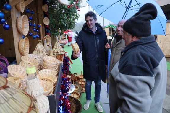 Imagen de la noticia:El delegado territorial de la Xunta en Lugo asiste a la apertura del Mercado de Navidad de Begonte