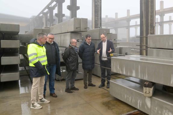 Imagen de la noticia:Román Rodríguez supervisa la construcción de las piezas para lo nuevo edificio del Cesga en el Grupo Rodiñas