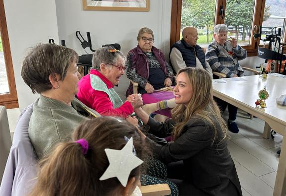 Imagen de la noticia:Fabiola García felicita as festas de Nadal aos maiores e persoal sociosanitario dos centros residencias