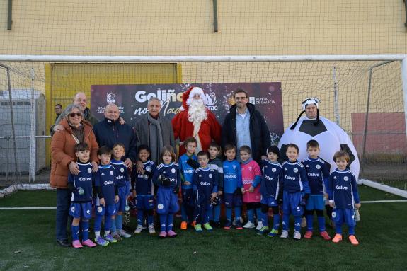 Imagen de la noticia:El conselleiro de Deportes asiste en los renovados campos de fútbol de Elviña I al torneo 'Goliños no Nadal'