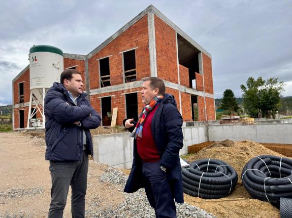 Imaxe da nova:La Xunta comprueba el avance de las obras de construcción de la futura residencia y centro de día municipales de Cerdedo-Cotobade