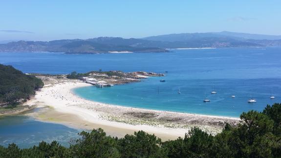 Imaxe da nova:Preto de 500.000 persoas visitaron o ano pasado o Parque Nacional das Illas Atlánticas, con récord de afluencia no caso de Cortegad...