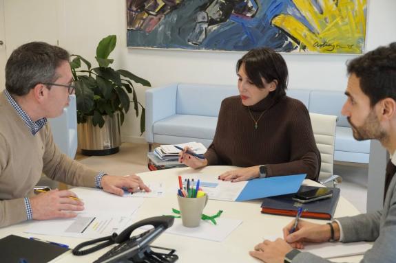 Imagen de la noticia:Lorenzana y el alcalde de Ribadeo abordan la mejora de la eficiencia energética del municipio lucense