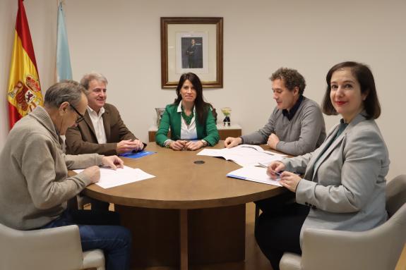 Imaxe da nova:A conselleira María M. Allegue mantén unha reunión de traballo co alcalde do Carballiño
