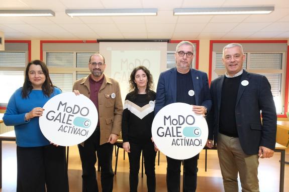 Imaxe da nova:Valentín García gaba “as iniciativas que achegan o uso do galego aos espazos de socialización dos centros educativos”