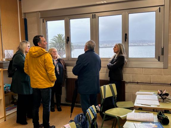 Imagen de la noticia:A Xunta inviste 30.000 euros na substitución de parte das carpinterías exteriores do CPI a Xunqueira, en Fene