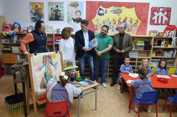 Imaxe da nova:Arias entrega ao colexio Divina Pastora o premio do certame de debuxo polo 25 aniversario da Muralla como ben mundial