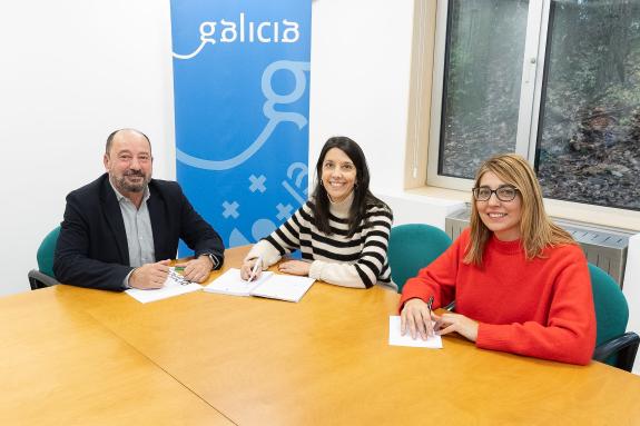 Imagen de la noticia:Xosé Merelles y la alcaldesa de Ribeira estudian distintas fórmulas para la puesta en valor de los recursos turísticos de es...