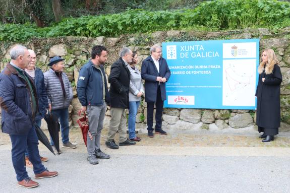 Imaxe da nova: O delegado territorial da Xunta en Ourense supervisa o remate das obras de humanización dunha praza en Fonteboa, no concello de Sa...